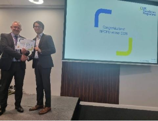 Image of Dr Justin Ho winner of their presentation group receiving their certificate presented by Dr Mike Masding 